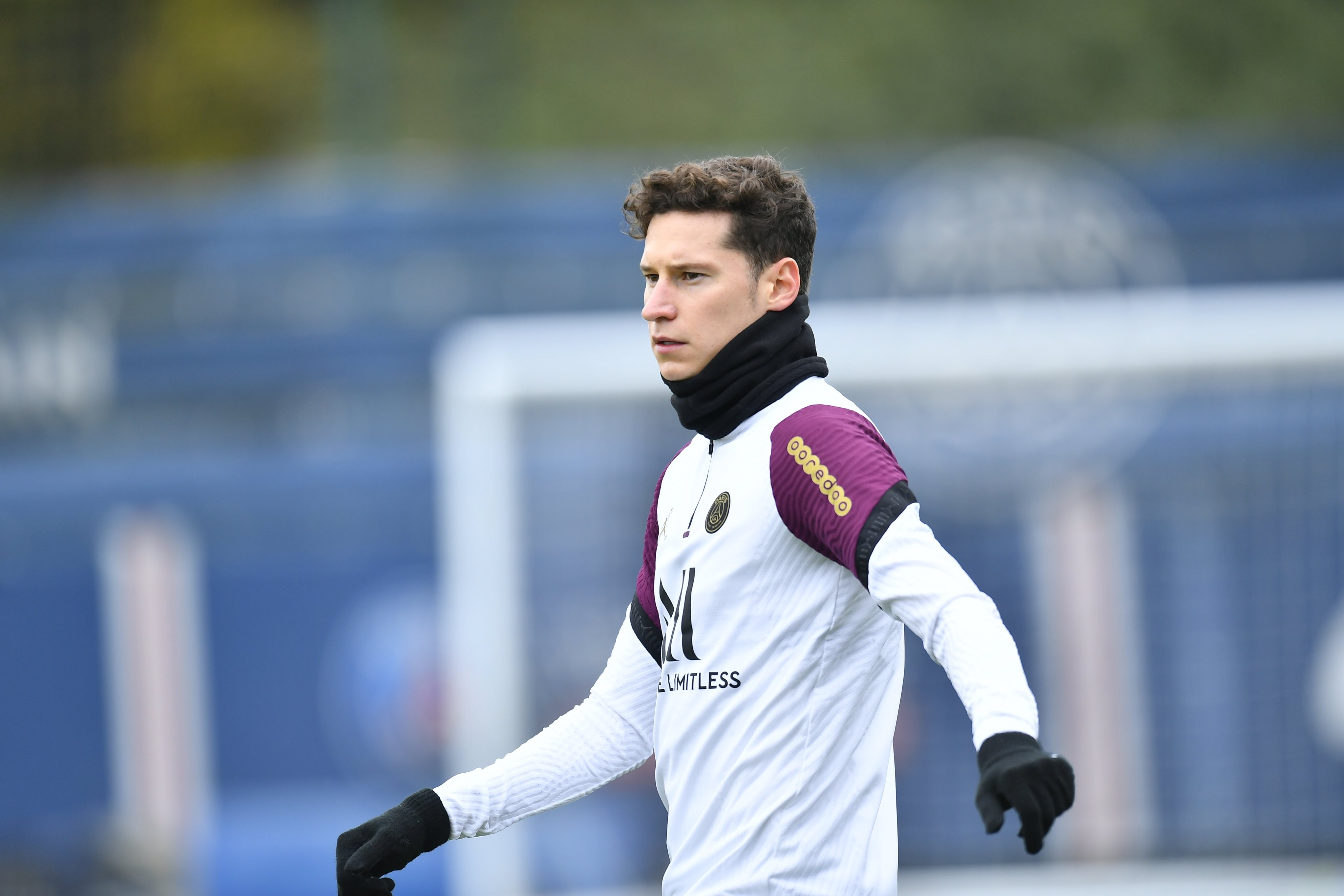 关于今晨埃因霍温调整名单以备德甲，单刀错失环节打磨，赛场秩序良好，赛程密集仍需轮换的信息